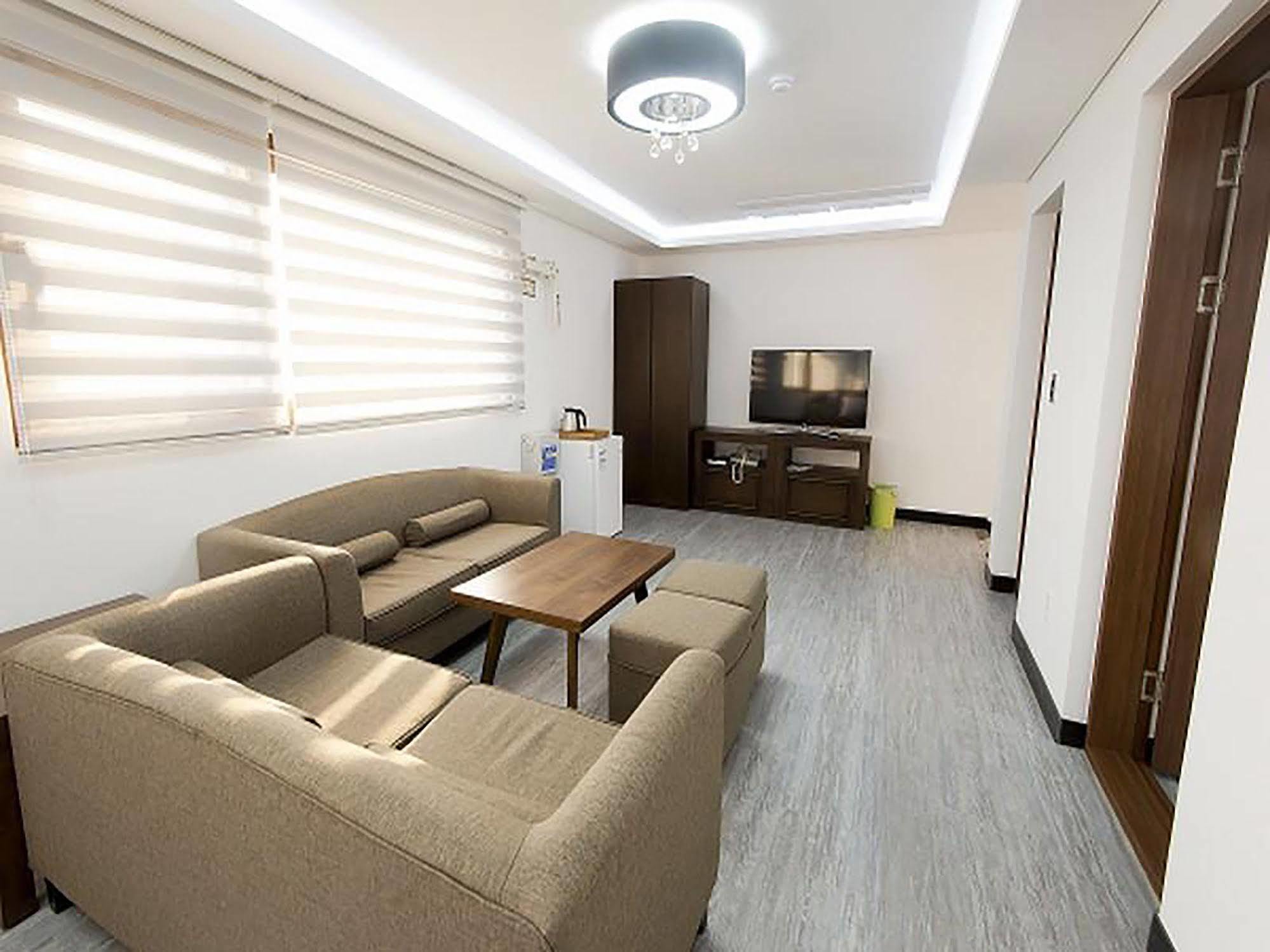 The Seri Resort Сеогвипо Екстериор снимка