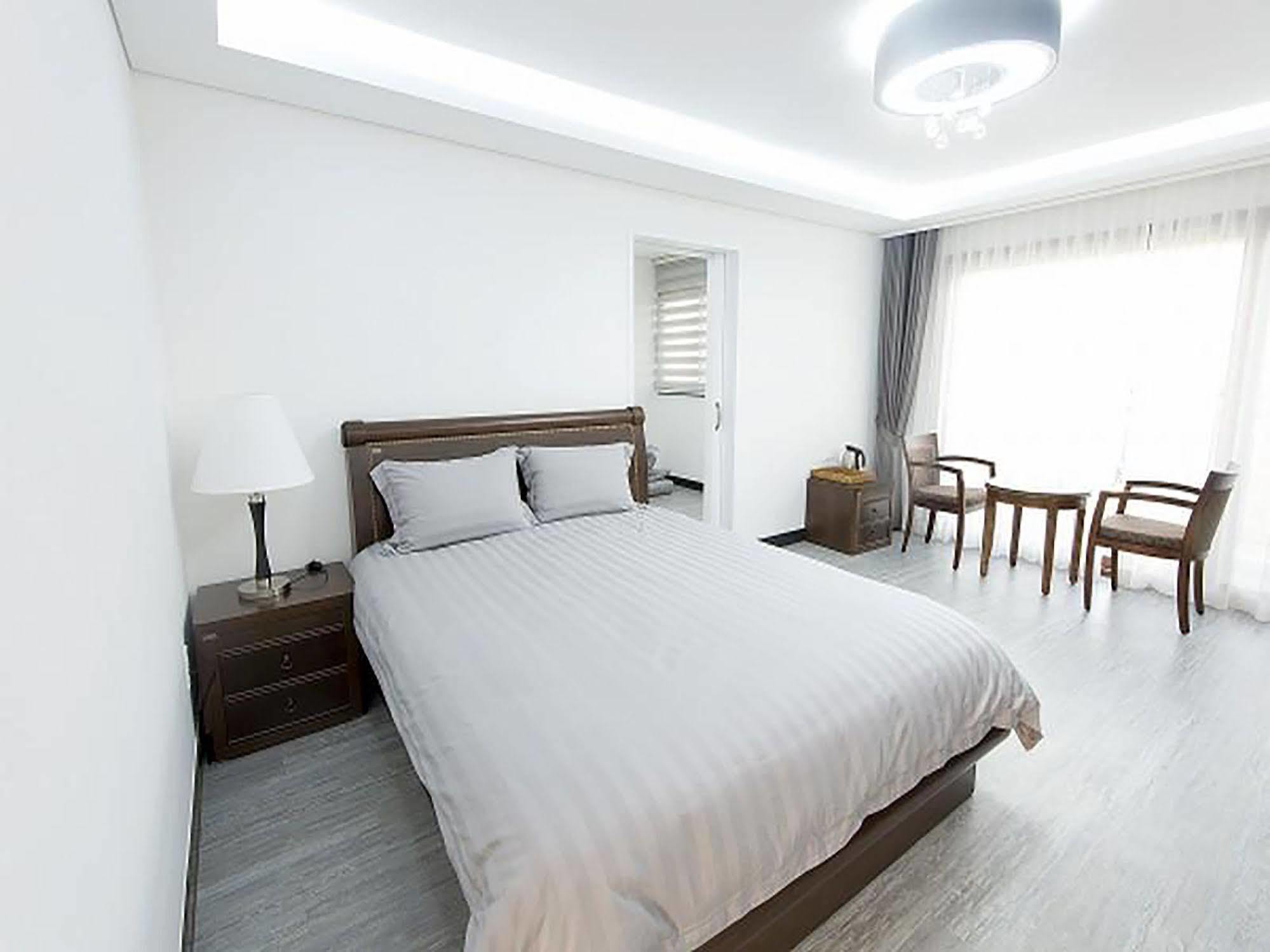 The Seri Resort Сеогвипо Екстериор снимка